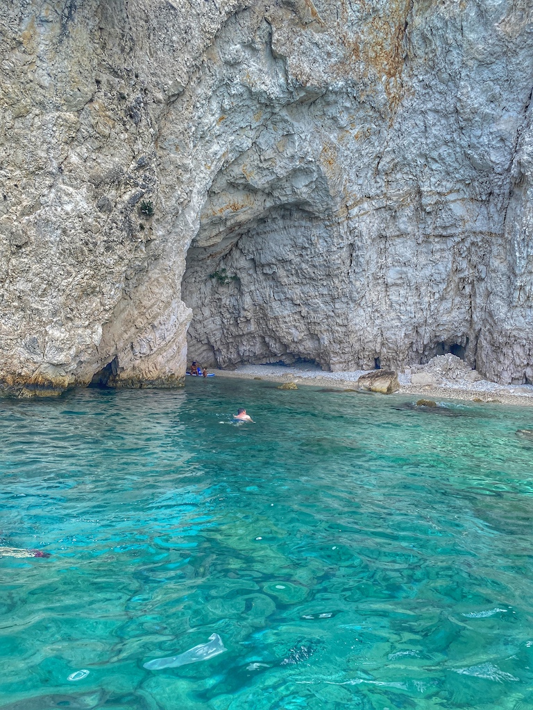 Un tuffo nelle acque che bagnano le Grotte di Keri